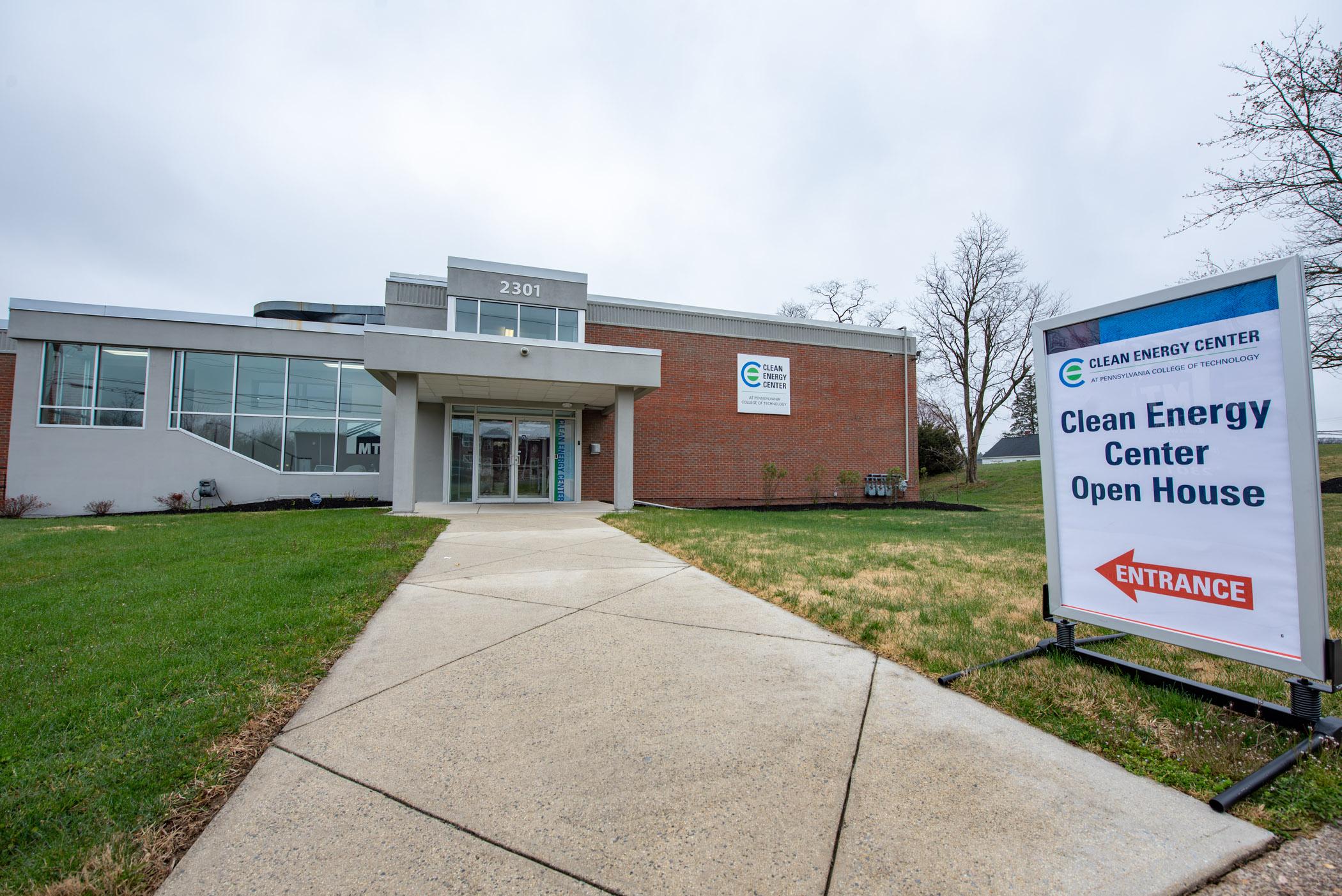 our excellent energy staff セントラル下丹田 Clean Energy Center's Harrisburg lab holds open house
